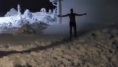ZLATAN OPET U CENTRU PAŽNJE: Ibrahimović prkosi zimi, Šveđanin go na snegu (VIDEO) ZLATAN OPET U CENTRU PAŽNJE: Ibrahimović prkosi zimi, Šveđanin go na snegu (VIDEO)