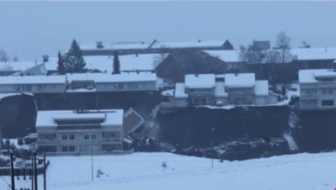ЗЕМЉА ЈЕ ПРОГУТАЛА ВИШЕ ОД 10 ЗГРАДА: Норвежани уз помоћ паса траже нестале у клизишту на југу земље, пронађено једно тело ЗЕМЉА ЈЕ ПРОГУТАЛА ВИШЕ ОД 10 ЗГРАДА: Норвежани уз помоћ паса траже нестале у клизишту на југу земље, пронађено једно тело