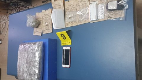 У СТАНУ ВИШЕ ОД КИЛОГРАМ МАРИХУАНЕ: У Бечеју ухапшен осумњичени за трговину дрогом У СТАНУ ВИШЕ ОД КИЛОГРАМ МАРИХУАНЕ: У Бечеју ухапшен осумњичени за трговину дрогом