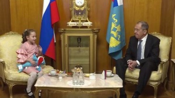 ДЕВОЈЧИЦА АЛИНА ЈЕ ИМАЛА САМО ЈЕДНУ ЖЕЉУ: Онда је уследио позив Сергеја Лаврова (ВИДЕО) ДЕВОЈЧИЦА АЛИНА ЈЕ ИМАЛА САМО ЈЕДНУ ЖЕЉУ: Онда је уследио позив Сергеја Лаврова (ВИДЕО)