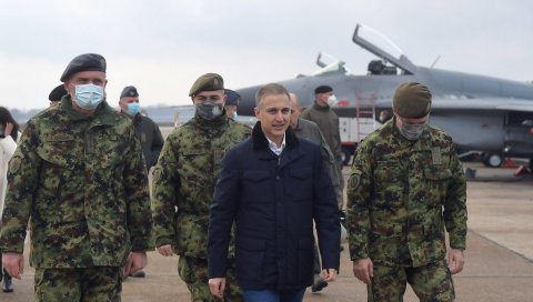 СНАГА ВОЈСКЕ СУ ЉУДИ: Министар Стефановић обишао дежурне у Батајници (ФОТО) СНАГА ВОЈСКЕ СУ ЉУДИ: Министар Стефановић обишао дежурне у Батајници (ФОТО)