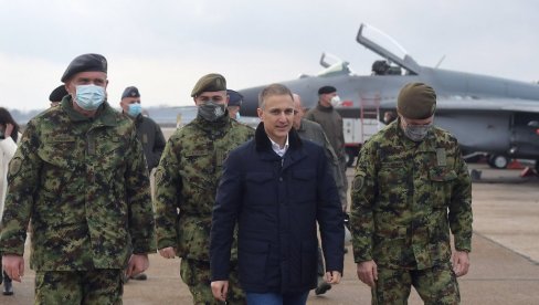 СНАГА ВОЈСКЕ СУ ЉУДИ: Министар Стефановић обишао дежурне у Батајници (ФОТО) СНАГА ВОЈСКЕ СУ ЉУДИ: Министар Стефановић обишао дежурне у Батајници (ФОТО)
