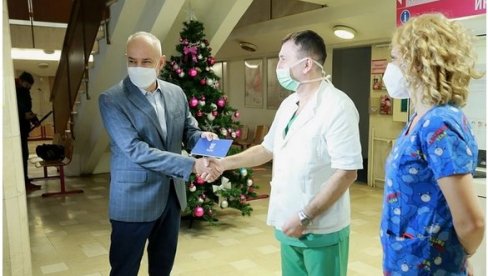 РАДОЈИЧИЋ ДАРОВАО БЕБУ РОЂЕНУ У НАРОДНОМ ФРОНТУ: 300.000 динара дечаку који је на свет дошао одмах после поноћи РАДОЈИЧИЋ ДАРОВАО БЕБУ РОЂЕНУ У НАРОДНОМ ФРОНТУ: 300.000 динара дечаку који је на свет дошао одмах после поноћи