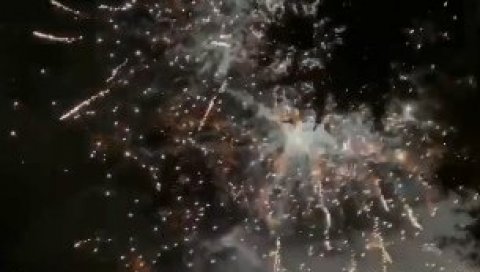 ЗАСЕНИЛИ СВЕ: Уз импозантан ватромет Софија и Лука ушли у Нову годину (Видео) ЗАСЕНИЛИ СВЕ: Уз импозантан ватромет Софија и Лука ушли у Нову годину (Видео)