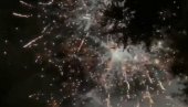 ZASENILI SVE: Uz impozantan vatromet Sofija i Luka ušli u Novu godinu (Video) ZASENILI SVE: Uz impozantan vatromet Sofija i Luka ušli u Novu godinu (Video)