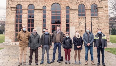 ДЕЛЕ ПОМОЋ У ЕНКЛАВАМА: Француски хуманитарци са Србима на Космету ДЕЛЕ ПОМОЋ У ЕНКЛАВАМА: Француски хуманитарци са Србима на Космету