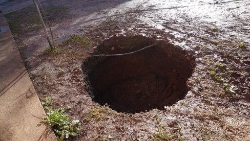 OGROMNE RUPE U ZEMLJI SE OTVARAJU ŠIROM SVETA: Šta uzrokuje ovu čudnu prirodnu pojavu? (VIDEO) OGROMNE RUPE U ZEMLJI SE OTVARAJU ŠIROM SVETA: Šta uzrokuje ovu čudnu prirodnu pojavu? (VIDEO)