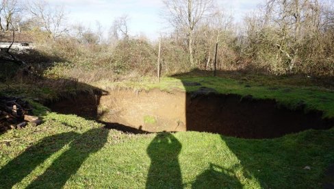 SITUACIJA OKO PETRINJE JE ALARMANTNA: Nema mira posle zemljotresa, pojavljuju se sve veće rupe u zemlji! (FOTO) SITUACIJA OKO PETRINJE JE ALARMANTNA: Nema mira posle zemljotresa, pojavljuju se sve veće rupe u zemlji! (FOTO)