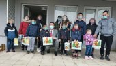 PAKETIĆI OD SRCA: U Šapcu darovi uručeni mališanima u zdanjima socijalnog stanovanja PAKETIĆI OD SRCA: U Šapcu darovi uručeni mališanima u zdanjima socijalnog stanovanja