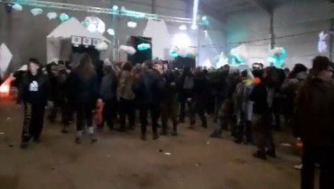 КОРОНА ЖУРКА ТРАЈЕ ВЕЋ ТРИ ДАНА: Полиција интервенисала, људи одбијају да оду! (ВИДЕО) КОРОНА ЖУРКА ТРАЈЕ ВЕЋ ТРИ ДАНА: Полиција интервенисала, људи одбијају да оду! (ВИДЕО)