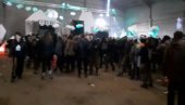 KORONA ŽURKA TRAJE VEĆ TRI DANA: Policija intervenisala, ljudi odbijaju da odu! (VIDEO) KORONA ŽURKA TRAJE VEĆ TRI DANA: Policija intervenisala, ljudi odbijaju da odu! (VIDEO)