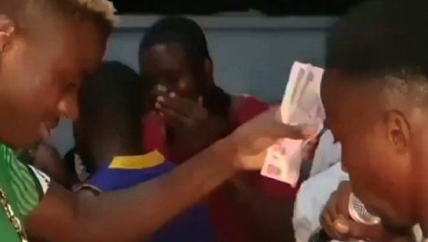 ГАТУЗО ПОБЕСНЕО: Нападач Наполија без маске китио музику, у Nапуљ се вратио са короном (ВИДЕО) ГАТУЗО ПОБЕСНЕО: Нападач Наполија без маске китио музику, у Nапуљ се вратио са короном (ВИДЕО)
