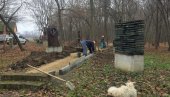 СРЕЂУЈУ ПАРК СКУЛПТУРА У ЈАСЕНОВУ: Постављено 180 метара ивичњака, ускоро још фигура СРЕЂУЈУ ПАРК СКУЛПТУРА У ЈАСЕНОВУ: Постављено 180 метара ивичњака, ускоро још фигура