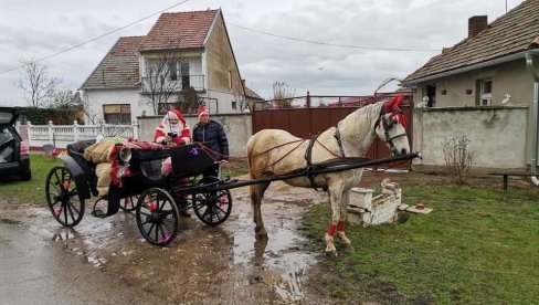 MALIŠANIMA 700 PAKETIĆA: Dva Deda Mraza obradovala decu u Mokrinu MALIŠANIMA 700 PAKETIĆA: Dva Deda Mraza obradovala decu u Mokrinu