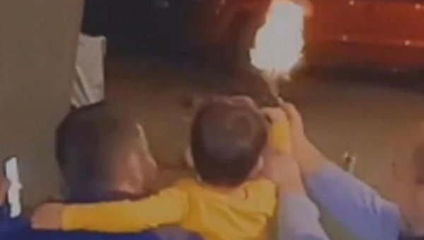 ПРЕСЕЛО МУ: Помагао детету (3) да пуца из пиштоља и сада је - ухапшен! (ВИДЕО) ПРЕСЕЛО МУ: Помагао детету (3) да пуца из пиштоља и сада је - ухапшен! (ВИДЕО)