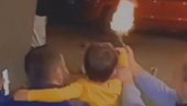 PRESELO MU: Pomagao detetu (3) da puca iz pištolja i sada je - uhapšen! (VIDEO) PRESELO MU: Pomagao detetu (3) da puca iz pištolja i sada je - uhapšen! (VIDEO)