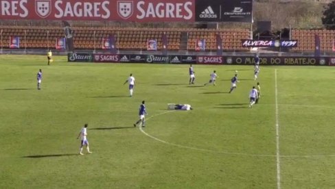 JEZIVE SCENE U PORTUGALIJI: Fudbaler se srušio iz čista mira, igrači oba tima ga oživljavali (VIDEO) JEZIVE SCENE U PORTUGALIJI: Fudbaler se srušio iz čista mira, igrači oba tima ga oživljavali (VIDEO)