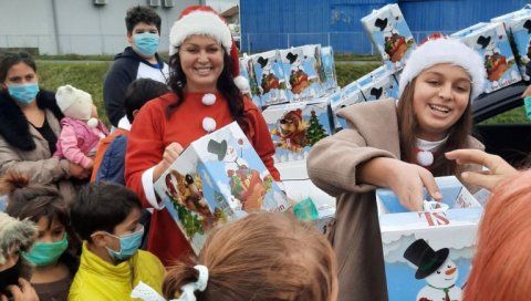 ДАРОВИ ЗА РОМСКЕ МАЛИШАНЕ: Активисти Међаша поделили пакетиће и дружили се са својим суграђанима у Бијељини ДАРОВИ ЗА РОМСКЕ МАЛИШАНЕ: Активисти Међаша поделили пакетиће и дружили се са својим суграђанима у Бијељини