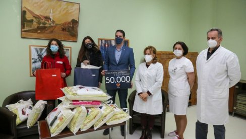 ДАРОВИ ЗА БЕБЕ РОЂЕНЕ 1. ЈАНУАРА: Град Кикинда поклонио дечаку 50.000 динара ДАРОВИ ЗА БЕБЕ РОЂЕНЕ 1. ЈАНУАРА: Град Кикинда поклонио дечаку 50.000 динара