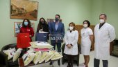 ДАРОВИ ЗА БЕБЕ РОЂЕНЕ 1. ЈАНУАРА: Град Кикинда поклонио дечаку 50.000 динара ДАРОВИ ЗА БЕБЕ РОЂЕНЕ 1. ЈАНУАРА: Град Кикинда поклонио дечаку 50.000 динара
