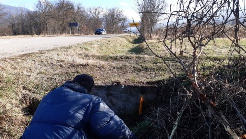 TEŠKA NESREĆA NA STAROJ PLANINI: Sleteli sa magistrale u jarak - vozač poginuo pri udaru, suvozač u KBC TEŠKA NESREĆA NA STAROJ PLANINI: Sleteli sa magistrale u jarak - vozač poginuo pri udaru, suvozač u KBC