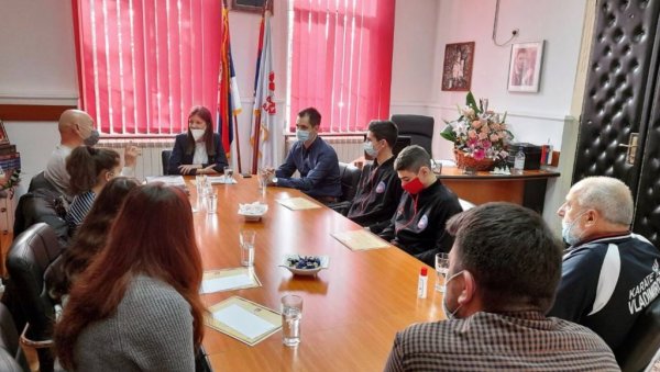 НАГРАЂЕНИ НАЈБОЉИ СПОРТИСТИ АЛИБУНАРА: Уз диплому и стимуланс од 20.000 динара НАГРАЂЕНИ НАЈБОЉИ СПОРТИСТИ АЛИБУНАРА: Уз диплому и стимуланс од 20.000 динара