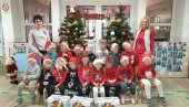OBRADOVALI 200 MALIŠANA: U Lapovu podeljeni novogodišnji paketići (FOTO) OBRADOVALI 200 MALIŠANA: U Lapovu podeljeni novogodišnji paketići (FOTO)