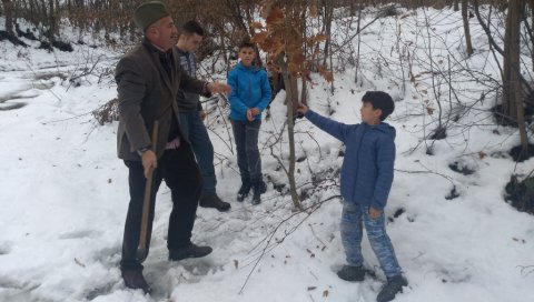 ПО ОБИЧАЈИМА ПРЕДАКА: Суботићи у Руњанима, по снегу, већ почели припреме за Божић (ФОТО) ПО ОБИЧАЈИМА ПРЕДАКА: Суботићи у Руњанима, по снегу, већ почели припреме за Божић (ФОТО)