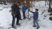 ПО ОБИЧАЈИМА ПРЕДАКА: Суботићи у Руњанима, по снегу, већ почели припреме за Божић (ФОТО) ПО ОБИЧАЈИМА ПРЕДАКА: Суботићи у Руњанима, по снегу, већ почели припреме за Божић (ФОТО)