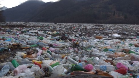 NABUJALI LIM DONEO SMEĆE, RUŽNE SLIKE OBILAZE SRBIJU: Potpećkim jezerom ponovo pluta na stotine kubika raznog otpada (FOTO/VIDEO) NABUJALI LIM DONEO SMEĆE, RUŽNE SLIKE OBILAZE SRBIJU: Potpećkim jezerom ponovo pluta na stotine kubika raznog otpada (FOTO/VIDEO)
