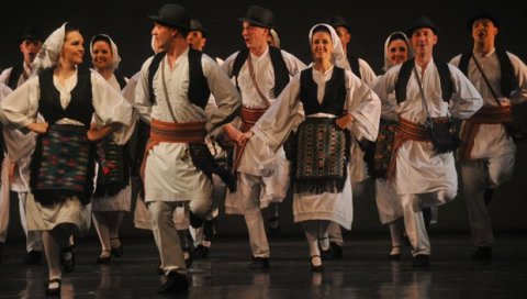 ПОКРЕНУЛИ СВОЈУ ТЕЛЕВИЗИЈУ: Ансамбл народних песама и игара КиМ успео да отвори ТВнет Венац ПОКРЕНУЛИ СВОЈУ ТЕЛЕВИЗИЈУ: Ансамбл народних песама и игара КиМ успео да отвори ТВнет Венац