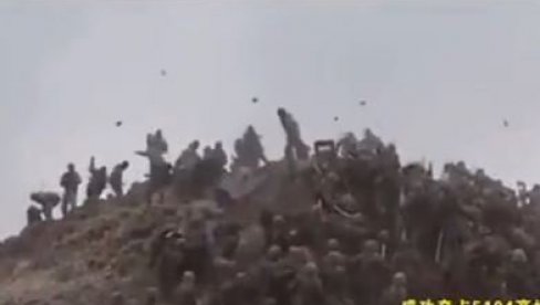 ПОТУКЛИ СЕ ВОЈНИЦИ ДВЕ НУКЛЕАРНЕ СИЛЕ: Погледајте снимак жестоког окршаја на граници (ВИДЕО) ПОТУКЛИ СЕ ВОЈНИЦИ ДВЕ НУКЛЕАРНЕ СИЛЕ: Погледајте снимак жестоког окршаја на граници (ВИДЕО)