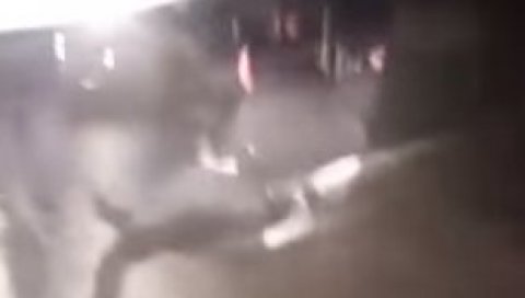 (УЗНЕМИРУЈУЋИ ВИДЕО) ХОРОР У БИХАЋУ: Мигранти изболи човека и оставили га да искрвари на улици! (УЗНЕМИРУЈУЋИ ВИДЕО) ХОРОР У БИХАЋУ: Мигранти изболи човека и оставили га да искрвари на улици!