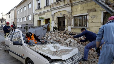LAŽNA VEST: SRBI SPAVAJU PO SVINJCIMA, NEMAJU ĆEBAD NI HRANU Svedočenje hrvatskog novinara o situaciji u Majskim Poljanama LAŽNA VEST: SRBI SPAVAJU PO SVINJCIMA, NEMAJU ĆEBAD NI HRANU Svedočenje hrvatskog novinara o situaciji u Majskim Poljanama