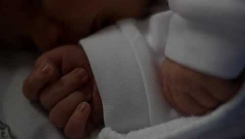 БЕБА ОД САМО ДВА МЕСЕЦА ЛЕЧИ СЕ ОД КОРОНЕ: Из болнице се огласили о стању најмлађег пацијента БЕБА ОД САМО ДВА МЕСЕЦА ЛЕЧИ СЕ ОД КОРОНЕ: Из болнице се огласили о стању најмлађег пацијента