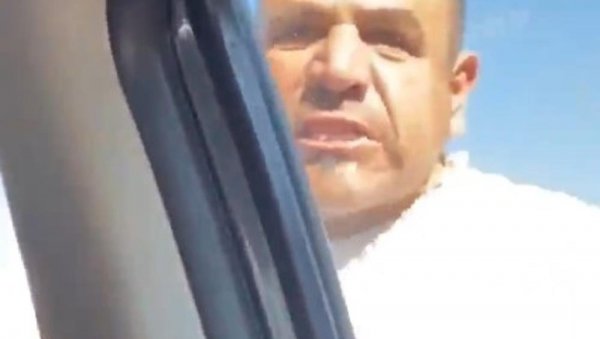 (УЗНЕМИРУЈУЋИ ВИДЕО) ВОЗАЧ АУТОБУСА РАЗБИЈАО ПРОЗОРЕ АПАРАТОМ ЗА ГАШЕЊЕ ПОЖАРА: Ево шта довело до сукоба! (УЗНЕМИРУЈУЋИ ВИДЕО) ВОЗАЧ АУТОБУСА РАЗБИЈАО ПРОЗОРЕ АПАРАТОМ ЗА ГАШЕЊЕ ПОЖАРА: Ево шта довело до сукоба!