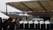 ШЕСТ БЕЛИХ КОВЧЕГА ИСПРЕД ЦРКВЕ И СТРАШНА ТУГА: Млади страдали у новогодишњој ноћи одлазе на вечни починак