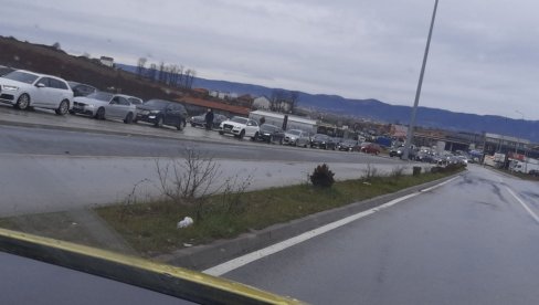 ČEKA SE DO DVA SATA: Gužve na administrativnom prelazu Merdare ČEKA SE DO DVA SATA: Gužve na administrativnom prelazu Merdare