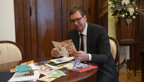 ПРЕДСЕДНИК ДОБИО ЧЕСТИТКЕ ГРАЂАНА: Сањајте велике снове, а циљеве постављајте високо! (ФОТО) ПРЕДСЕДНИК ДОБИО ЧЕСТИТКЕ ГРАЂАНА: Сањајте велике снове, а циљеве постављајте високо! (ФОТО)