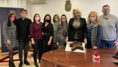 ЗА ОСМЕХ БЕЗ МАСКИ: Докторка Дарија добила посебну торту од сарадника ЗА ОСМЕХ БЕЗ МАСКИ: Докторка Дарија добила посебну торту од сарадника