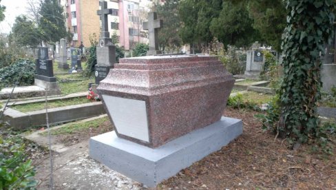 РЕПЛИКА САРКОФАГА НА ВЕЧНОЈ КУЋИ РОЗЕНШИЛДА: На Успенско гробље у Новом Саду враћено обележје гроба руског царског официра Тевтонског реда РЕПЛИКА САРКОФАГА НА ВЕЧНОЈ КУЋИ РОЗЕНШИЛДА: На Успенско гробље у Новом Саду враћено обележје гроба руског царског официра Тевтонског реда