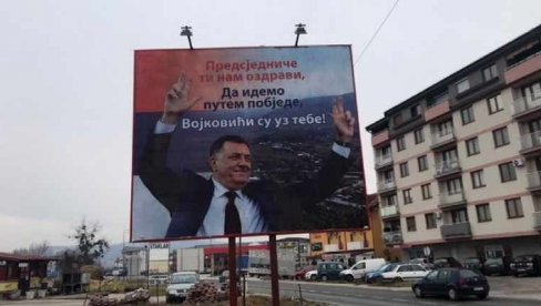 ОЗДРАВИ ДА ИДЕМО ПУТЕМ ПОБЕДЕ: Билборд подршке Додику и у Војковићима ОЗДРАВИ ДА ИДЕМО ПУТЕМ ПОБЕДЕ: Билборд подршке Додику и у Војковићима