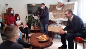 ВУЧИЋ ПОСЕТИО САМОХРАНУ МАЈКУ ДЕВЕТОРО ДЕЦЕ: Председник код Јованке Ђурић у Лаћарку (ВИДЕО) ВУЧИЋ ПОСЕТИО САМОХРАНУ МАЈКУ ДЕВЕТОРО ДЕЦЕ: Председник код Јованке Ђурић у Лаћарку (ВИДЕО)