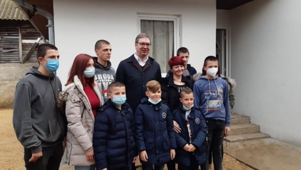 ПРЕДСЕДНИК ОБЕЋАО: Стиже помоћ породици Јованке Ђурић са деветоро деце ПРЕДСЕДНИК ОБЕЋАО: Стиже помоћ породици Јованке Ђурић са деветоро деце