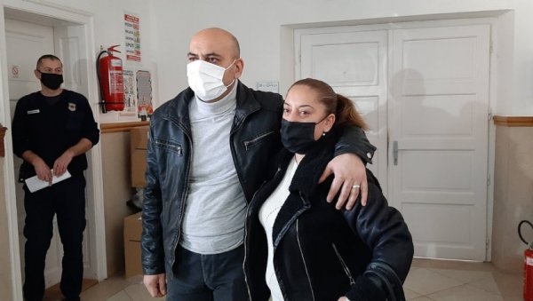ОНО ШТО ЈЕ УРАДИО ПОКАЗУЈЕ ДА НИЈЕ ЧОВЕК: Прве речи мајке мале Монике након што је изречена пресуда Малчанском берберину ОНО ШТО ЈЕ УРАДИО ПОКАЗУЈЕ ДА НИЈЕ ЧОВЕК: Прве речи мајке мале Монике након што је изречена пресуда Малчанском берберину