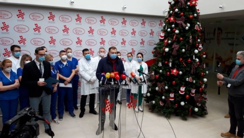 ПРВИ ПУТ НАКОН ИЗЛАСКА ИЗ БОЛНИЦЕ: Милорад Додик се обраћа новинарима (ФОТО) ПРВИ ПУТ НАКОН ИЗЛАСКА ИЗ БОЛНИЦЕ: Милорад Додик се обраћа новинарима (ФОТО)