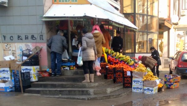 БОЖИЋ МЕЊА РАДНО ВРЕМЕ: Нерадан дан за продавце, поште и банке, измене у превозу, ковид амбуланте раде скраћено БОЖИЋ МЕЊА РАДНО ВРЕМЕ: Нерадан дан за продавце, поште и банке, измене у превозу, ковид амбуланте раде скраћено