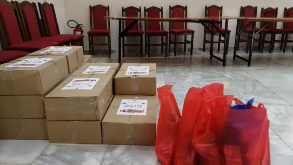 УРУЧЕНО 50 БОЖИЋНИХ ПАКЕТА: Помоћ социјално угроженим породицама у Врању УРУЧЕНО 50 БОЖИЋНИХ ПАКЕТА: Помоћ социјално угроженим породицама у Врању