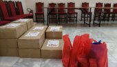 УРУЧЕНО 50 БОЖИЋНИХ ПАКЕТА: Помоћ социјално угроженим породицама у Врању УРУЧЕНО 50 БОЖИЋНИХ ПАКЕТА: Помоћ социјално угроженим породицама у Врању