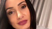 DODIKOVA ĆERKA ZAGRLILA OCA: Stihovima Baje Malog Knindže dočekala tatu (FOTO) DODIKOVA ĆERKA ZAGRLILA OCA: Stihovima Baje Malog Knindže dočekala tatu (FOTO)